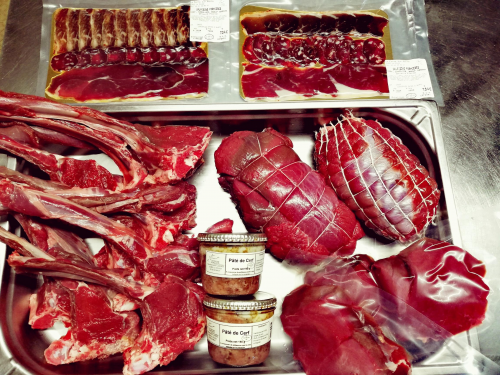 Maxi caissette de Cerf 10/12 pers avec salaisons et pâtés