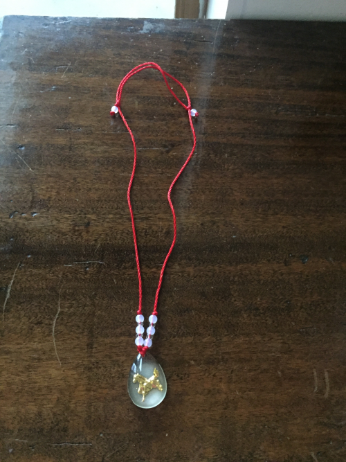 collier cheval doré ficelle rouge