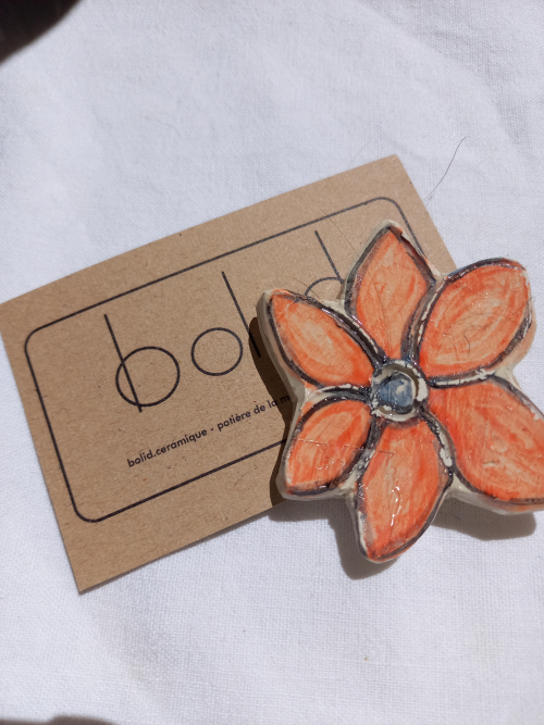 broche fleur rouge