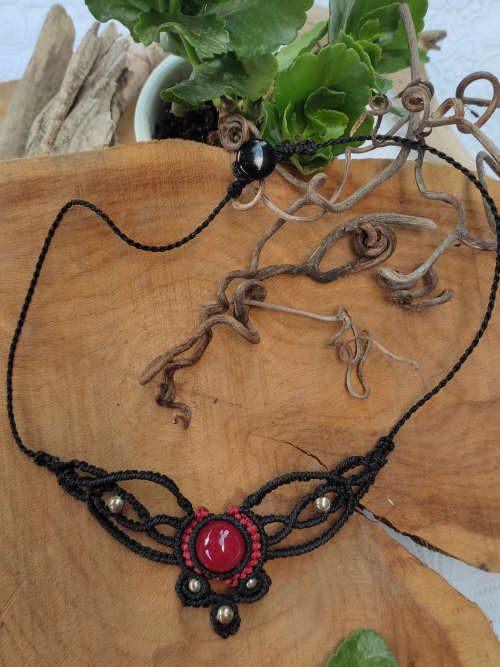 Collier macramé rouge et noir