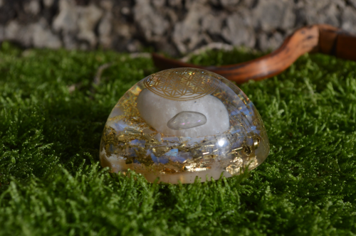 Orgonite demi-sphère quartz rose, quartz angel aura et opale blanche diamètre 6 cm