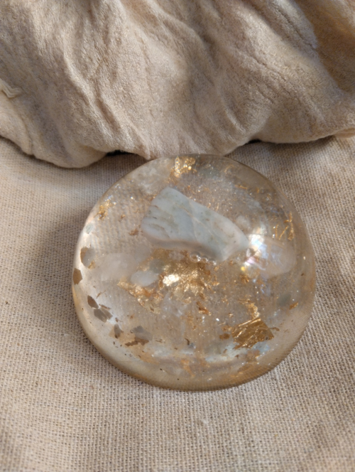 Orgonite demi-sphère larimar et quartz rose 8 cm de diamètre