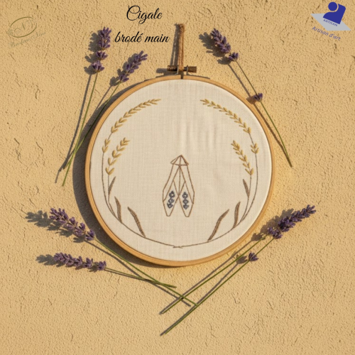 Tambour Décoratif Cigale & Lavande – Broderie Main Unique