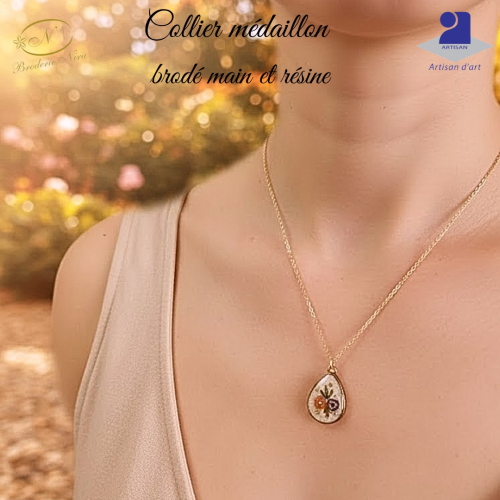 Collier Médaillon Brodé : L'Éclat Baroque et l'Artisanat d'Art