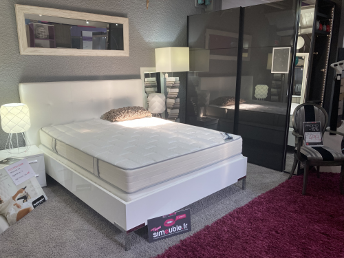 Lit contemporain en panneau laqué blanc