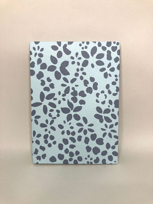 Petit cahier avec pages blanches et lignes