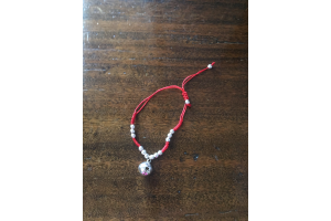 Bracelet grelot avec ficelle rouge