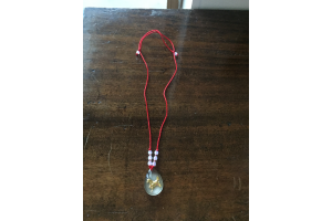 collier cheval doré ficelle rouge