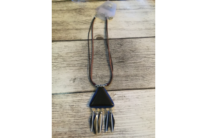 Collier noir triangle