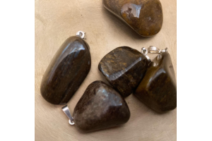Pendentif en bronzite