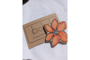 broche fleur rouge