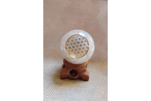 Orgonite sphère sélénite et fleur de vie 5 cms de diamètre sur son socle de bois sculpté