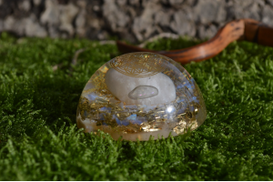 Orgonite demi-sphère quartz rose, quartz angel aura et opale blanche diamètre 6 cm