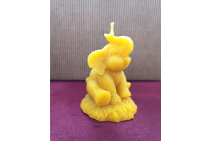 Petit éléphant trompe en l'air