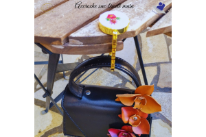 Accroche sacs brodé main
