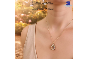 Collier Médaillon Brodé : L'Éclat Baroque et l'Artisanat d'Art