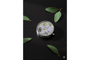 Boîte Pilulier Fleurs Séchées L'Artisanat Botanique au creux de la main